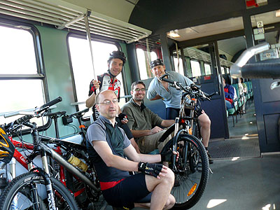 Dierk, Matthias, Tobi und Fati im Zug.